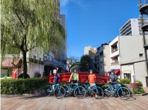 [โคจิ/ เมือง] ทัวร์ปั่นจักรยาน เพลิดเพลินไปกับโคจิและทริปชิมอาหารพร้อมไกด์ท้องถิ่นบนจักรยานไฟฟ้า "E-bike" แผนครึ่งวัน