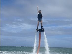 【名護・今帰仁・古宇利島】初心者大歓迎!海の新定番フライボードで空を飛ぼう!沖縄でもトップクラスの美しさ今帰仁ブルーを上空で楽しむプラン