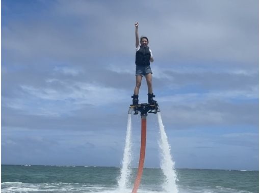 【名護・今帰仁・古宇利島】初心者大歓迎!海の新定番フライボードで空を飛ぼう!沖縄でもトップクラスの美しさ今帰仁ブルーを上空で楽しむプランの画像