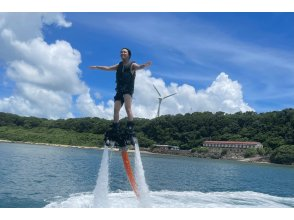 【名護・今帰仁・古宇利島】初心者大歓迎!海の新定番フライボードで空を飛ぼう!沖縄でもトップクラスの美しさ今帰仁ブルーを上空で楽しむプラン