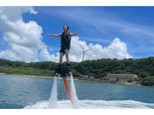 【名護・今帰仁・古宇利島】初心者大歓迎!海の新定番フライボードで空を飛ぼう!沖縄でもトップクラスの美しさ今帰仁ブルーを上空で楽しむプランの画像