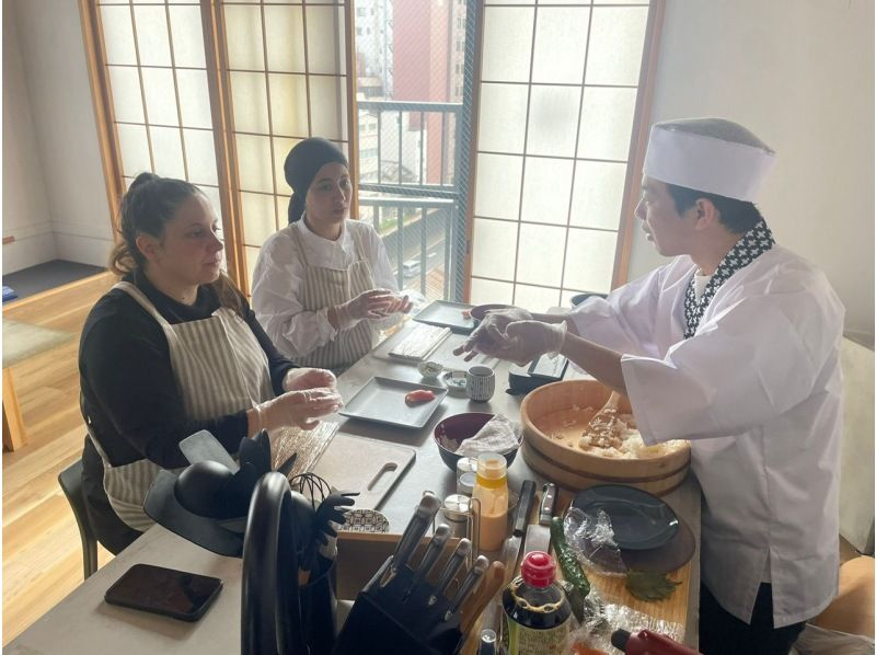  【Tokyo・Ginza】Sushi making experience with a bilingual sushi chefの紹介画像