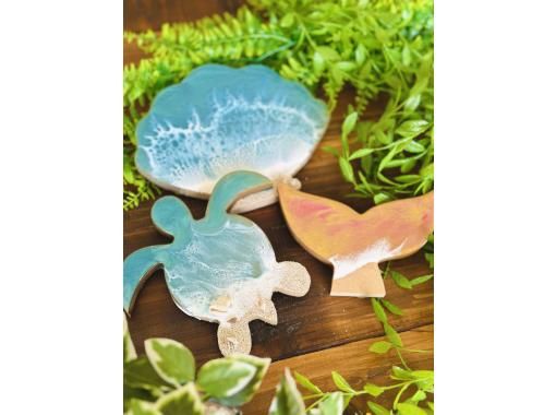 [Okinawa, Miyakojima] Experience ocean resin art! The most popular! "Art board production" Create the ocean of Miyakojima on a special shaped art board such as a sea turtle!の画像