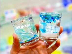 [沖繩/國際通/凝膠蠟燭]許多免費零件！讓我們來製作一支鑲嵌著琉球玻璃和貝殼的凝膠蠟燭吧！