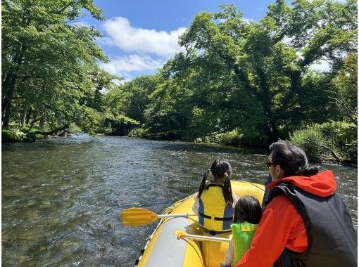 [Hokkaido, Chitose River] ⭐︎ A stable boat tour (long course) Families are welcome! Go on a great adventure while floating on the crystal clear water through the lush forest!の画像