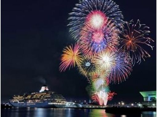 横浜の夜空を彩る花火！横浜ナイトフラワーズと三井アウトレット横浜ベイサイド　横浜人気お買い物めぐりバスツアー【029029-1316】の画像