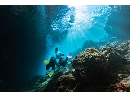 【沖縄・青の洞窟】貸し切りで安心！ボートで楽々♪写真・動画プレゼントの青の洞窟体験ダイビングツアーの画像