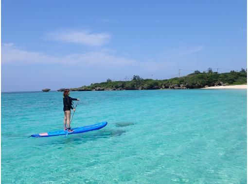 【沖縄・北部／今帰仁】SUPで海を楽しもう♪透明度の高いやんばるの海をSUPクルージングツアー（90分コース）の画像