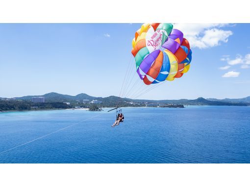 <Okinawa・Motobu> Photoshoot in Motobu *Choose two marine packages (parasailing, diving, SUP, etc.) and take photos while having fun (video and photos included)の画像