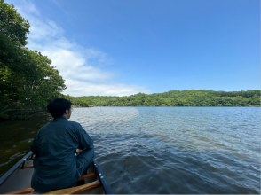 [Hokkaido, Shiraoi Town] Guided canoeing experience on Lake Poroto. Take a leisurely canoe ride around the lake where nature, culture and history blend together!