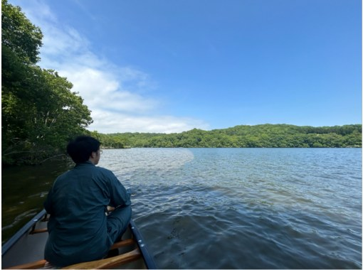 [Hokkaido, Shiraoi Town] Guided canoeing experience on Lake Poroto. Take a leisurely canoe ride around the lake where nature, culture and history blend together!の画像