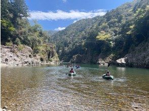 【和歌山・熊野】奈良・三重・和歌山の県境の秘境でパックラフト体験半日ツアー！断崖絶壁の渓谷をゆったり漕ぎ下ります。初心者・女性・お子様歓迎！