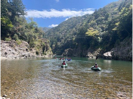 [Wakayama/Kumano] A half-day tour to experience packrafting in the remote area on the border between Nara, Mie, and Wakayama prefectures! Relax and paddle down the cliff-lined valley. Beginners, women, and children welcome!の画像