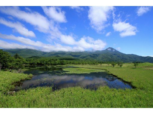 [Hokkaido, Shiretoko] For those who want to enjoy the spectacular scenery of Shiretoko ☆ A magnificent view of the forest, sea, and lake all at once ☆ Trekking around the Shiretoko Five Lakes! Free rental of binoculars, clothing, and bootsの画像