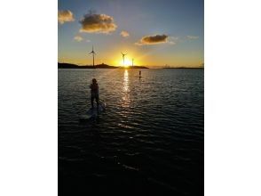 [Limited to one group] Sunset SUP experience on a hidden beach in Miyakojima ♪ Parasol set, drone, shower, and soft drinks are all included ♪