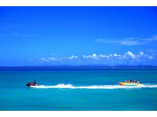 [沖繩/那霸]在那霸市唯一的海灘上進行香蕉船和大理石等海上運動！設施齊全，有泳衣、毛巾可供出租！空手也可以玩！の画像