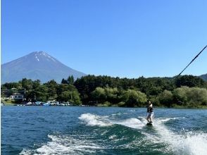 [Yamanashi, Lake Kawaguchi] Experience wakeboarding as you race across the water with Mt. Fuji in the background!