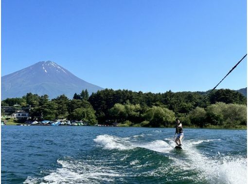 [Yamanashi, Lake Kawaguchi] Experience wakeboarding as you race across the water with Mt. Fuji in the background!の画像