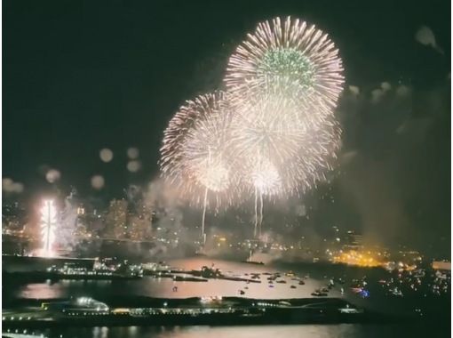 横浜マリンタワーから楽しむ冬花火＆横浜ストロベリーフェスティバルお買い物～中華街で使えるはまポン1,000円分付～【029029-1067】の画像