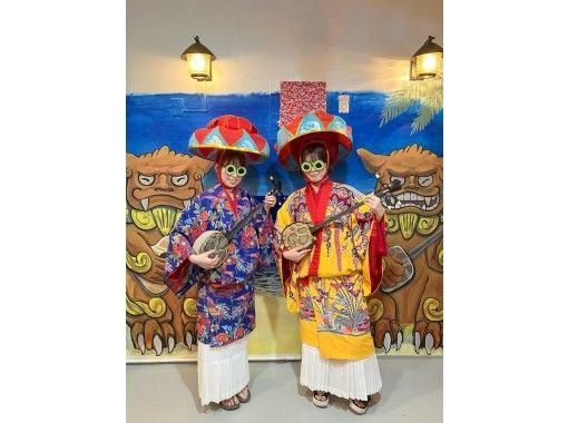 [One stop from Naha Airport (Akamine)] 9:00AM - Quick Sanshin experience and quick Ryukyu costume experience (60 minutes)の画像