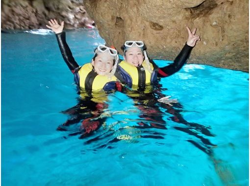 沖縄 恩納村 青の洞窟シュノーケリング クマパラ体験ダイビング セットプラン 楽々ボートエントリー 誕生日割引実施中 お得な団体割引も アクティビティジャパン