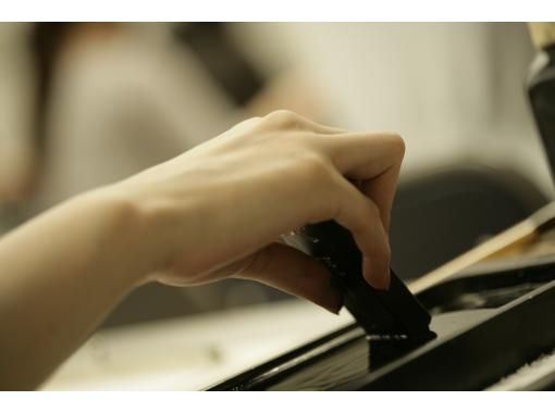 [Tokyo, Jimbocho] Experience the traditional Japanese culture of calligraphy in a relaxing space surrounded by the scent of ink. Grind the ink and write with a brush to take home as a souvenir! Comes with a free brush pen!の画像