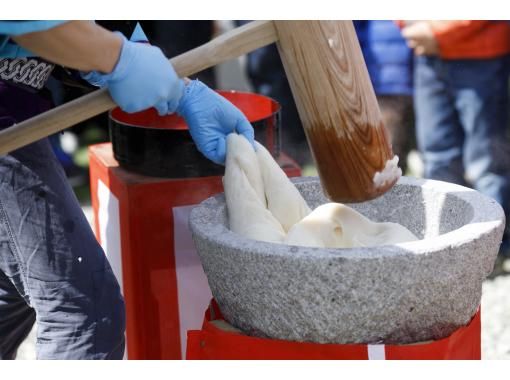 [Tokyo, Shinjuku] Traditional Japanese mochi pounding experience and tasting - 3 minutes from the stationの画像