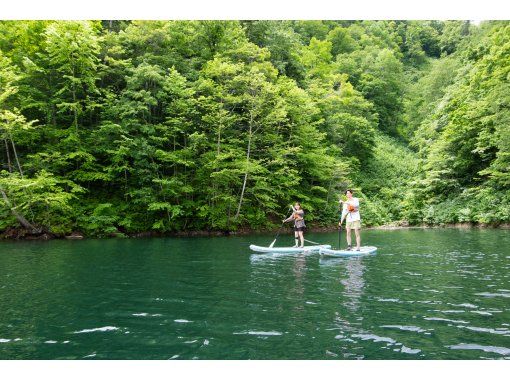 【札幌から45分】静かな湖で癒しのSUP体験｜定山渓温泉そば・初心者OK！　女性やカップル、ご家族に人気の画像