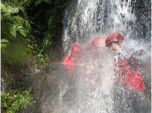 SALE! Monitor tour! Mini shower climbing in a remote valley in Shikoku seeking coolness [Yoshino River, Kochi] Photo data includedの画像