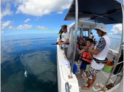 [Departing from Chatan] Fully charter a boat for your family or group! Experience tropical fishing! Early morning and evening trips available! Photo rental included! 120 minutes, up to 8 peopleの画像