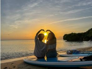 【石垣島サンセットSUP】プライベートポイントで水平線に沈む夕日を2人で｜写真動画無料・ドローン空撮無料