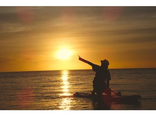 [Northern Okinawa, Nakijin] Recommended for first timers! Sunset SUP experience course (90 minutes) [Playing in the sea near Churaumi Aquarium and Kouri Island. With memorable photos!!]の画像