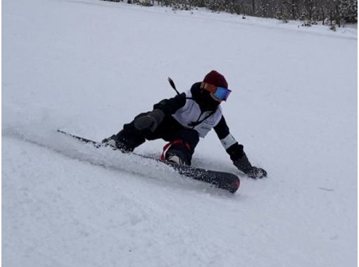 [Niseko 5H] Master steep turns, carving, freestyle tricks and powder skiing with ease in a completely private lesson for advanced skiers!の画像