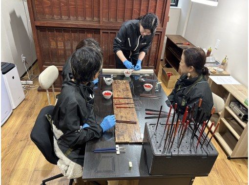 [Ishikawa/Kaga] Full-scale lacquer painting experience: Make lacquer-painted chopsticks - Includes cafe time with lacquerwareの画像