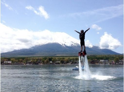 [Yamanashi, Lake Yamanaka] A very popular classic. Flyboarding using water pressure to fly in the air!の画像