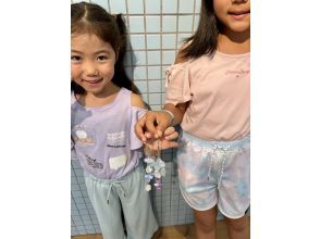 [Okinawa, Ishigaki Island] Kids will be delighted! Lots of cute parts ☆ Make a straight strap (set of 3) with over 700 types of beads and parts to choose from