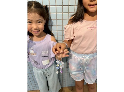 [Okinawa, Ishigaki Island] Kids will be delighted! Lots of cute parts ☆ Make a straight strap (set of 3) with over 700 types of beads and parts to choose fromの画像