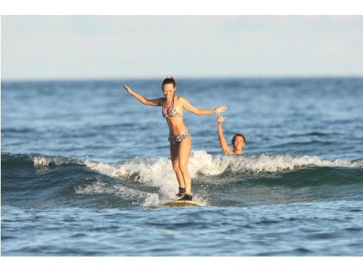 超級夏季促銷 2024 [沖繩/北谷] 由世界衝浪聯合會教練贊助！提供免費照片和交通！體驗衝浪學校の画像