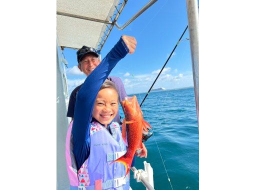 「促銷！」[宮古島] 家庭輕鬆釣魚！釣魚無需任何準備！對於初學者和女性來說都是安全的！伊良部島薩拉濱港每天 3 班出發の画像