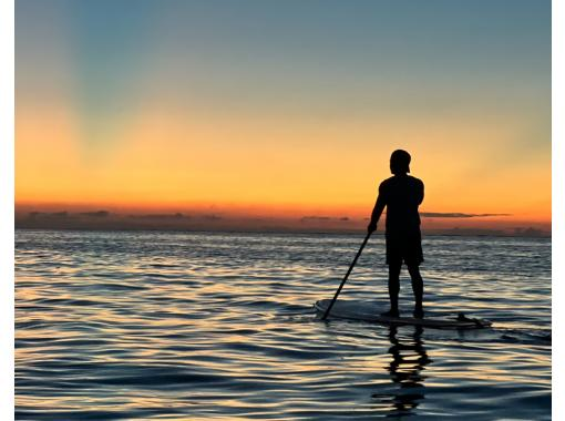 沖繩No.1的成就！ 【日落SUP】從海上欣賞的夕陽美不勝收！絕對值得上傳到SNS！無限次拍照+包含無人機拍攝【今歸仁】の画像