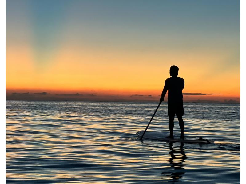 Okinawa's No.1 achievement! [Sunset SUP] The sunset seen from the sea is exceptional! It's sure to look great on social media! Unlimited photo taking + drone photography included [Nakijin]の紹介画像