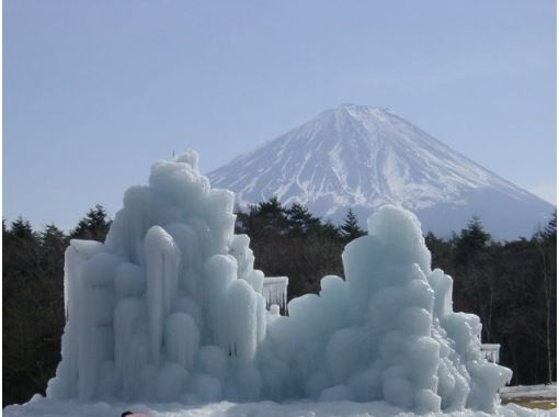 外国人にも大人気！冬景色の忍野八海と期間限定「西湖こおりまつり」観賞バスツアー～山梨名物あったかほうとう鍋の昼食付【029029‐1046】の画像