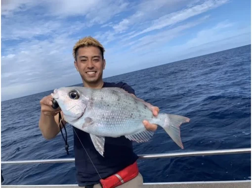 [Southern Okinawa] Departing from Yonabaru Marina. Fully-private! Children (ages 6 and up) and beginners can also come empty-handed for a half-day lure fishing experience tour (up to 4 people). Toilets available!の画像