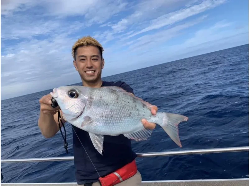 [Southern Okinawa] Departing from Yonabaru Marina. Fully-private! Children (ages 6 and up) and beginners can also come empty-handed for a half-day lure fishing experience tour (up to 4 people). Toilets available!の紹介画像