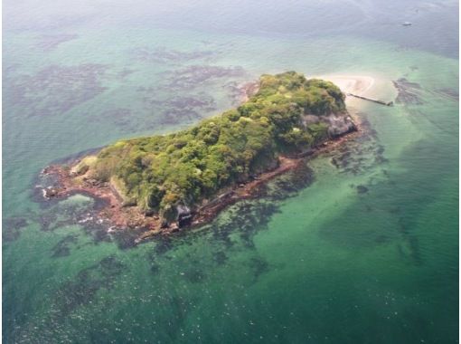 横須賀助成金でお得に！東京湾に浮かぶ無人島「猿島」上陸クルーズ&国内唯一のレンガ造り「浦賀ドック」バスツアー【029029-1290】の画像