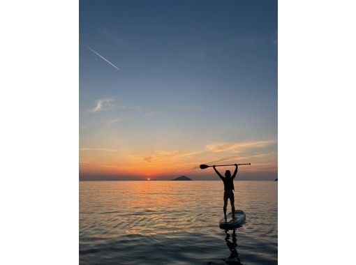 【福岡・糸島】《大人気サンセットSUP》夕陽が沈む瞬間を海の上で鑑賞！Gopro撮影写真プレゼント★女性・カップル・ファミリーにおすすめの画像