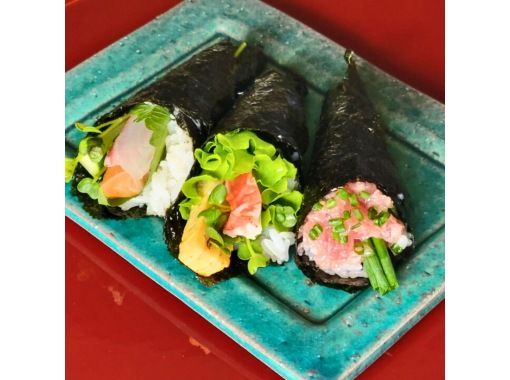 [Fukuoka, Tenjin] <For foreign tourists only> Experience Japanese home cooking! ~ Making hand-rolled sushi and a market/supermarket tour ~の画像