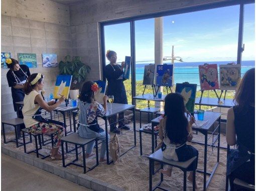 [40 minutes from Naha] A spectacular view of the ocean! An art experience to enjoy in a studio on the beach ♪ No need to worry about rain! Families and couples welcome! Use Okinawa's beautiful scenery as your canvas!の画像