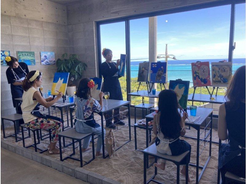 [40 minutes from Naha] A spectacular view of the ocean! An art experience to enjoy in a studio on the beach ♪ No need to worry about rain! Families and couples welcome! Use Okinawa's beautiful scenery as your canvas!の紹介画像