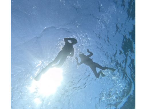 【沖縄・本部発】秋冬限定！　美ら海水族館近く　瀬底島周辺　ボートシュノーケリング＆熱帯魚ウォッチング　冬用ウェットスーツ付の画像